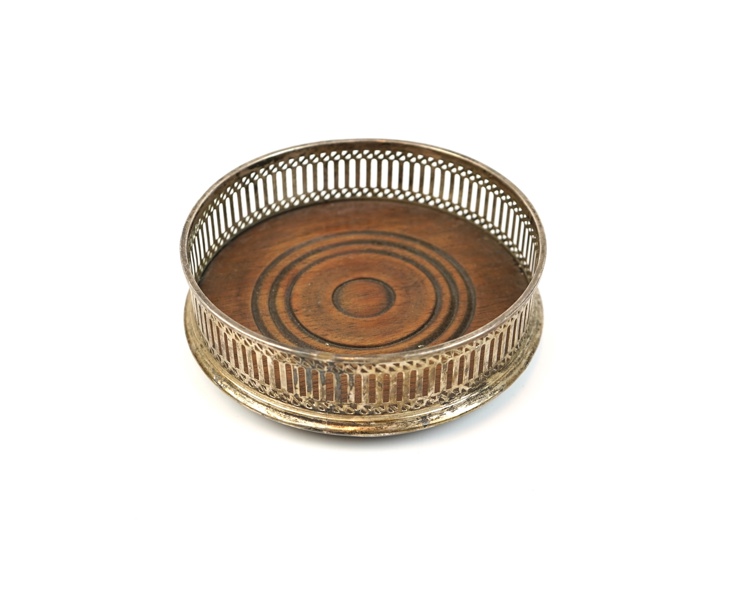 Coaster, silver/trä, London, 1987.