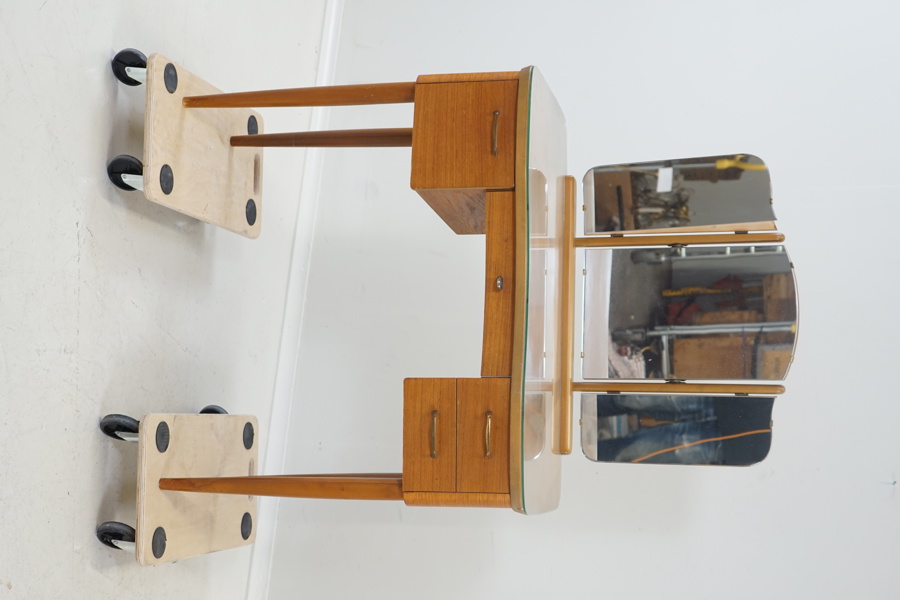 Sminkbord, teak, Fröseke, 1900-talets andra hälft.