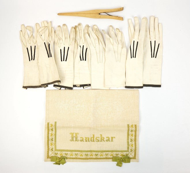 Handskar, 4 st par och töjare till handskar, skinn/trä.