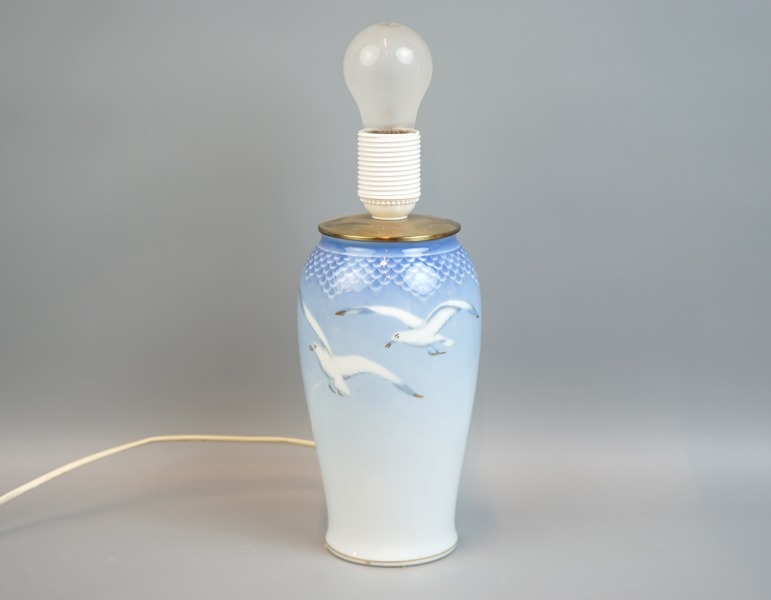 Bordslampa, porslin, ''Måsen'', Bing & Gröndahl, Danmark.