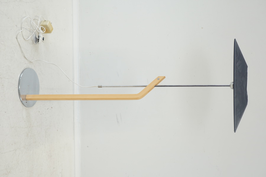 Lars Bessfelt, golvlampa, metall/trä/textil, "Hockey", Atelje Lyktan, Åhus, 1980-tal.
