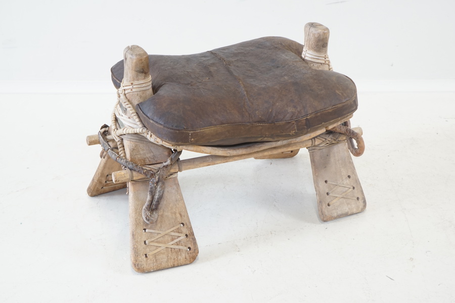 Kamelsadel, trä/skinn, 1900-tal.
