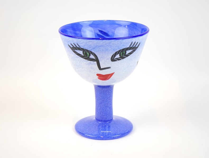 Ulrica Hydman-Vallien, skål på fot, glas, ''Open Mind'', Kosta Boda, signerad.