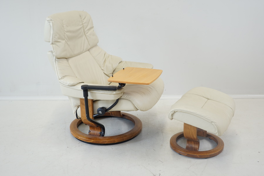 Fåtölj med fotpall, skinn/trä, Stressless, Ekornes, Norge.