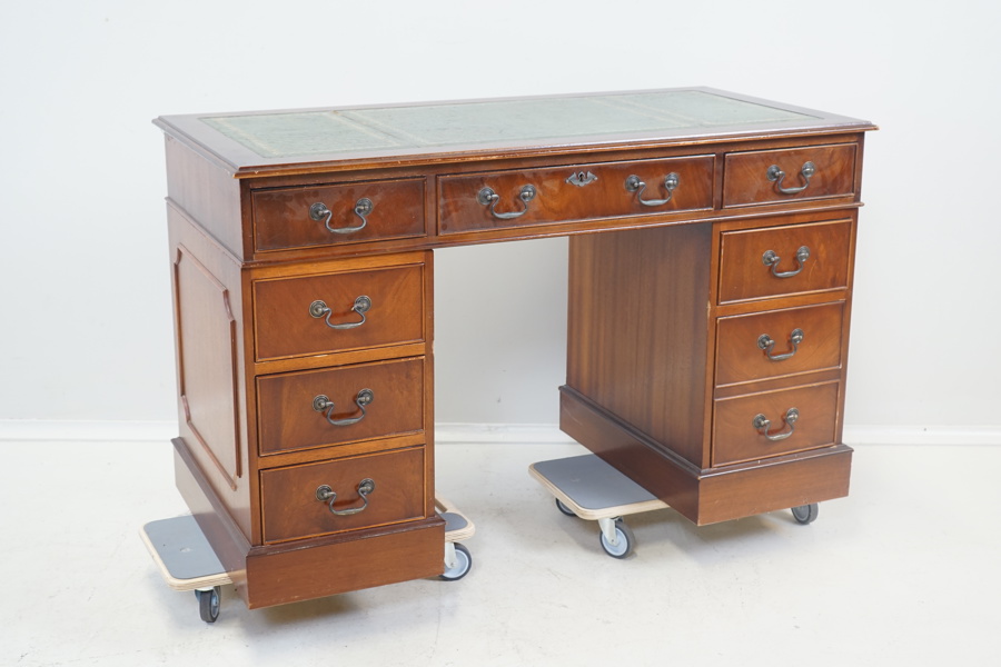 Skrivbord, 8 lådor, mahogny, läderskiva, engelsk stil, 1900-talets senare del.