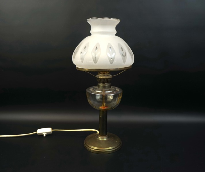 Bordslampa, omgjord från fotogenlampa, mässing/glas.
