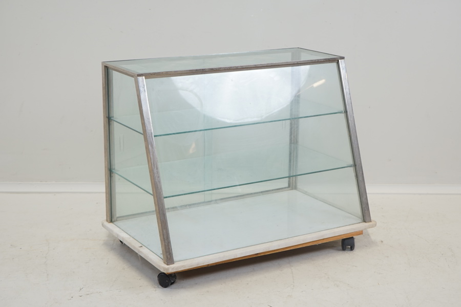 Butiksmonter, glas/metall, monterad på marmorskiva. A.B. Malmö Butiksmontering, 1900-tal.