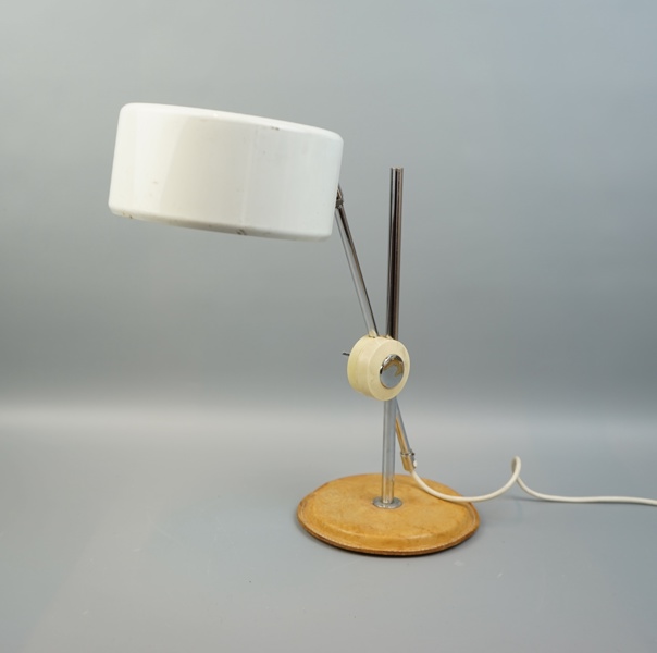 Anders Pehrson, skrivbordslampa, metall/skinn, ''Simris'', 1900-talets andra hälft.