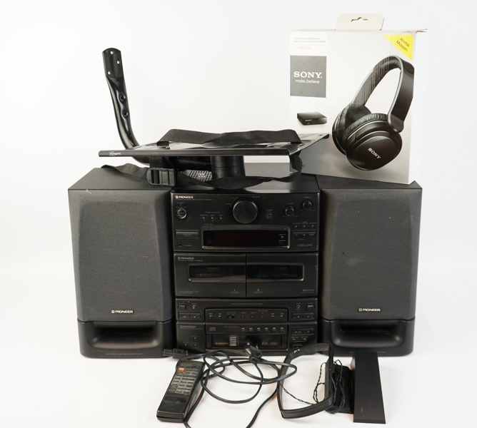 Stereo, Pioneer, XRP330M, med fjärrkontroll och väggfäste samt hörlurar, Sony.
