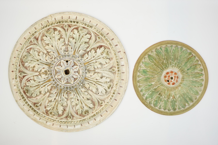 Takrosetter, 2 st, gips, bl.a Svenska Ornamentfabriken, Arvika.