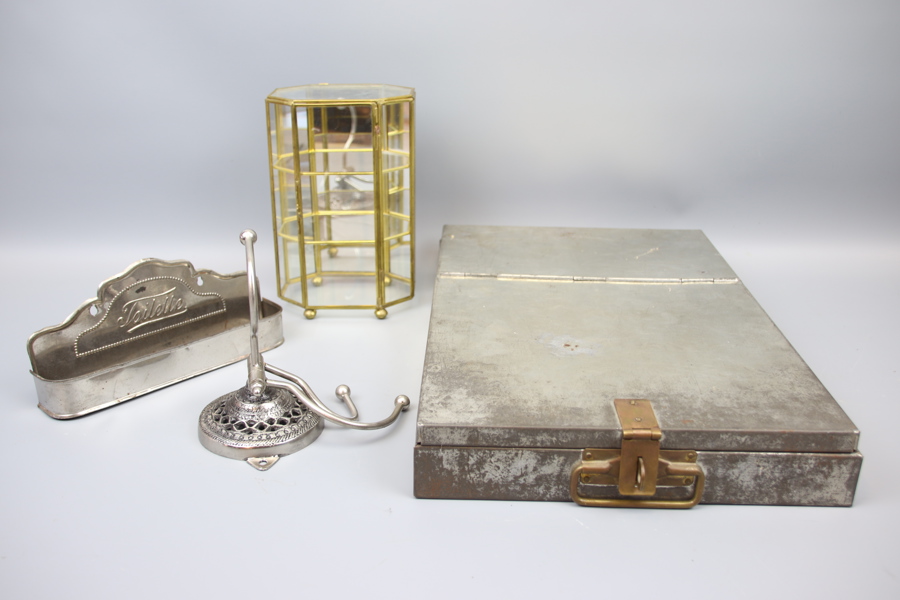 Miniatyrmonterskåp, hängare m.m, 4 delar, metall/glas.