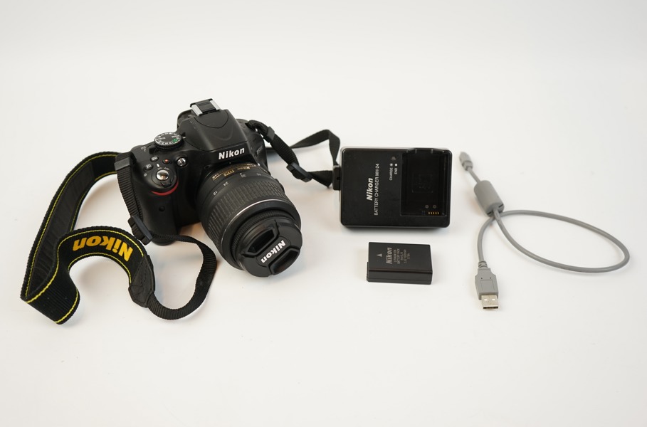 Digitalkamera, Nikon D5100, med tillbehör.