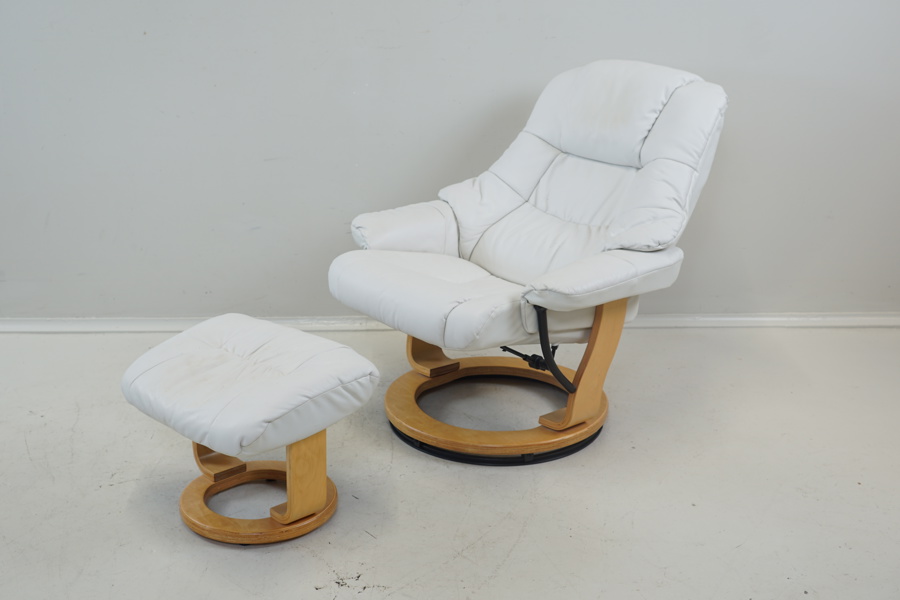 Snurrfåtölj med fotpall, Stressless-stil, konstskinn/trä.
