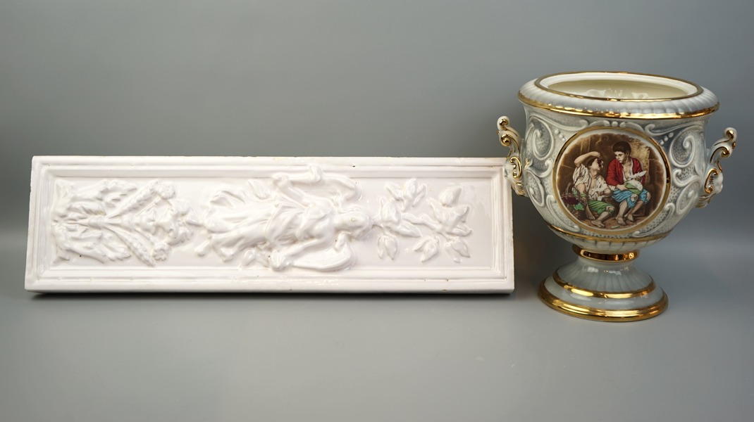 Kakelugnsdel och urna, keramik/flintgods, bl.a Italien.