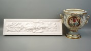 Kakelugnsdel och urna, keramik/flintgods, bl.a Italien.