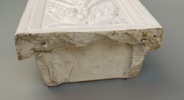 Kakelugnsdel och urna, keramik/flintgods, bl.a Italien.