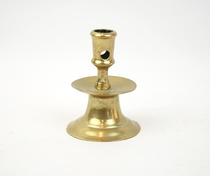 Ljusstake med klockfot, mässing, 1700-tal.