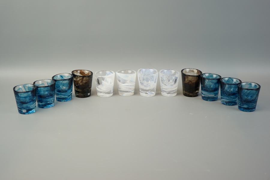 Ulrica Hydman-Vallien, snapsglas, 12 st, "Mine", Kosta Boda.