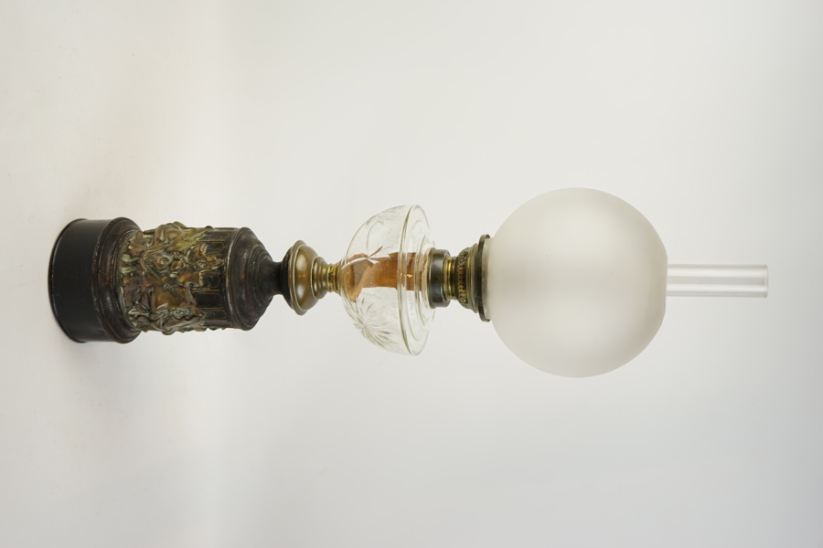 Fotogenlampa, mässing, järnplåt och glas, 1800.1900-tal.