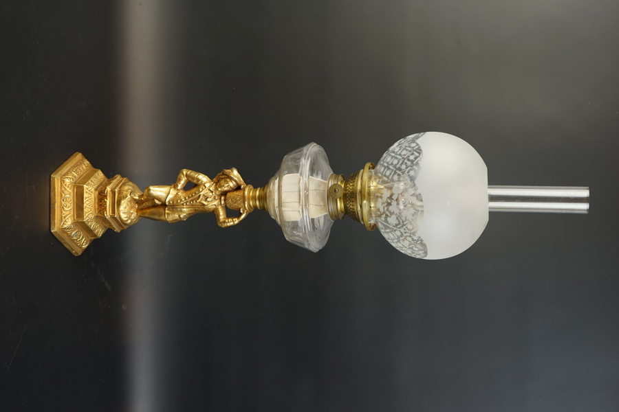 Fotogenlampa, gjutmetall/glas, 1900-talets första del.