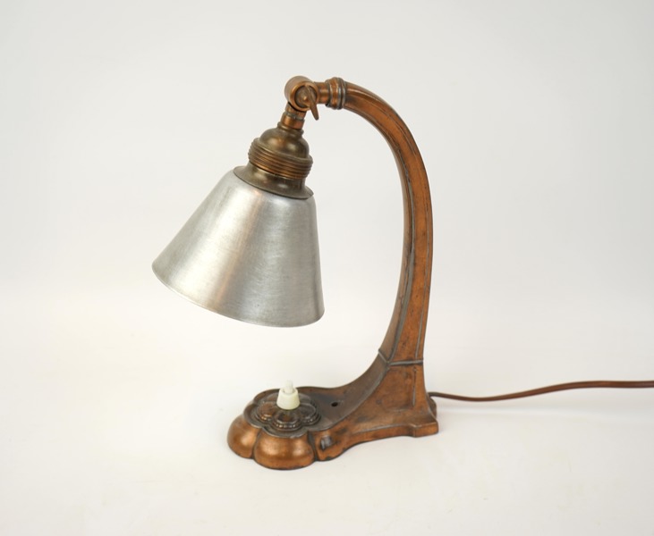 Bordslampa, metall, 1900-talets mitt.