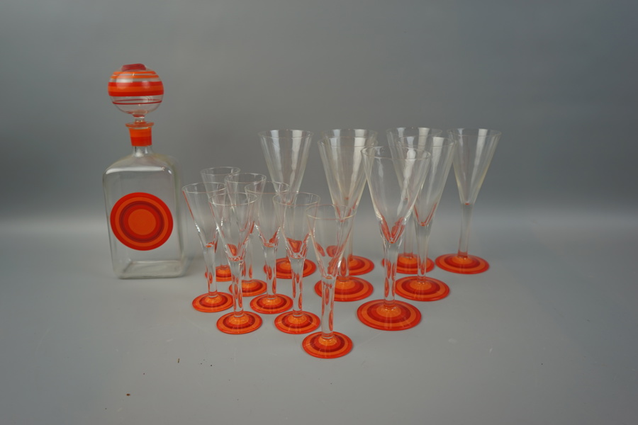 Glas, 2 olika modeller, samt karaff, 15 delar.