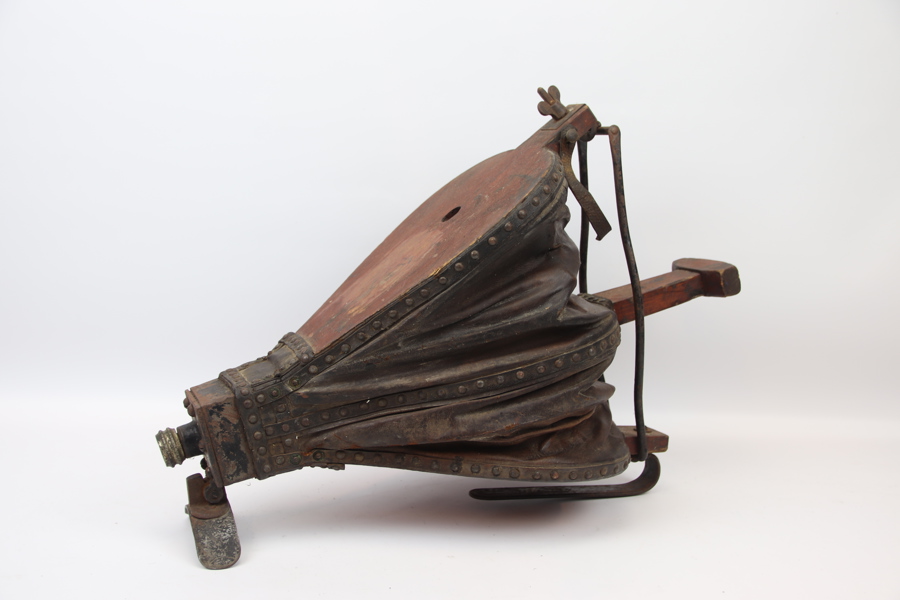 Blåsbälg, trä/smide/läder, 1800-tal.