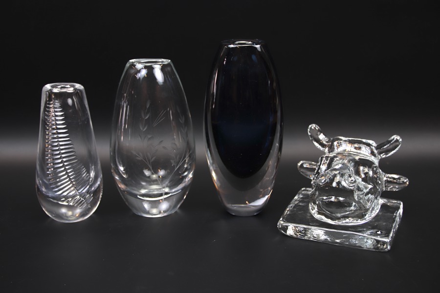 Vaser och brevpress, 4 delar, glas, Kosta, Orrefors och Pukeberg.