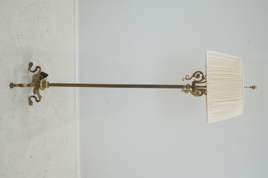 Golvlampa, 3 ljuspunkter, mässing, 1900-tal.