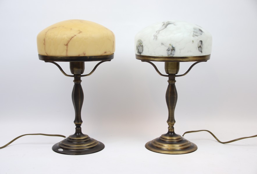 Bordslampor, 2 st, strindbergsmodell, mässing/glas, samtida.