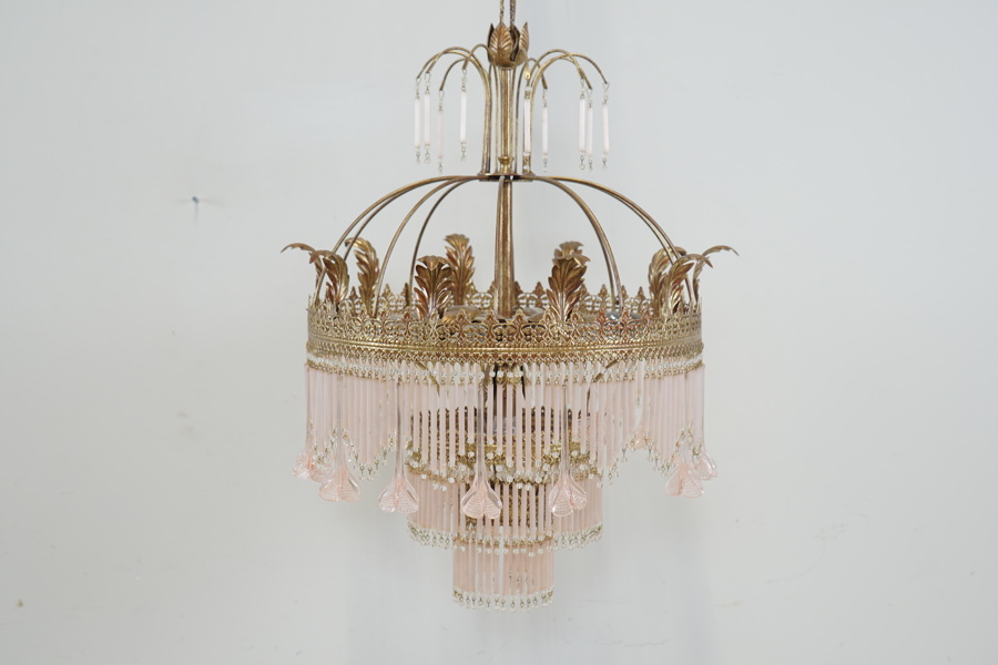Taklampa, gulmetall, stavar och blommor i glas, 7 ljuspunkter, Lamp Gustaf, 1900-talets andra hälft.