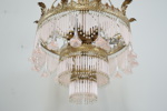Taklampa, gulmetall, stavar och blommor i glas, 7 ljuspunkter, Lamp Gustaf, 1900-talets andra hälft.