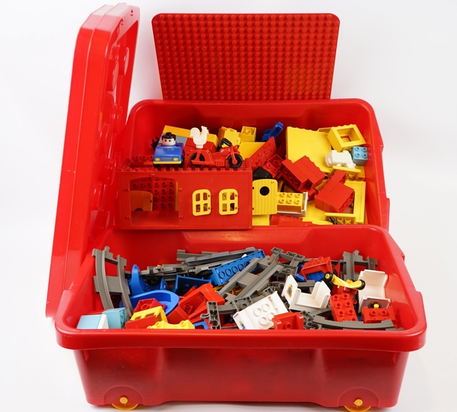 Lego Duplo, ett parti, i förvaringslador, 2 st, bl.a Duplo bilbana.