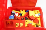 Lego Duplo, ett parti, i förvaringslador, 2 st, bl.a Duplo bilbana.