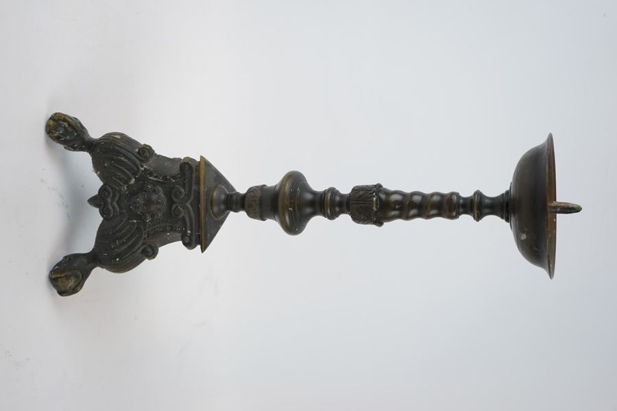 Altarljusstake, patinerad mässing, 1900-tal.