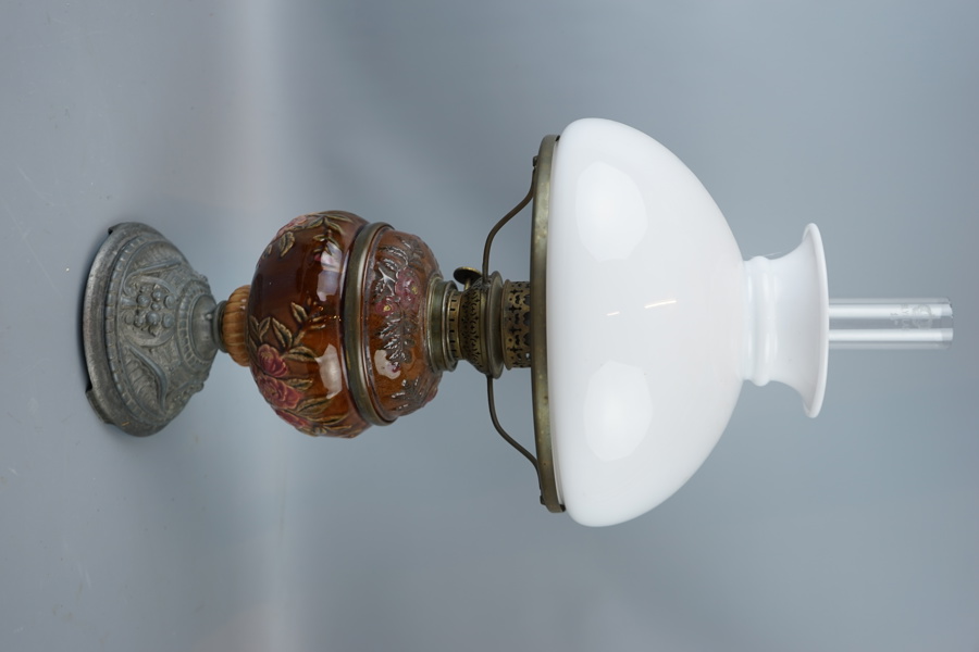 Bordsfotogenlampa, glas, metall och porslin, 1900-tal.
