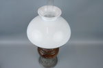 Bordsfotogenlampa, glas, metall och porslin, 1900-tal.