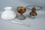 Bordsfotogenlampa, glas, metall och porslin, 1900-tal.
