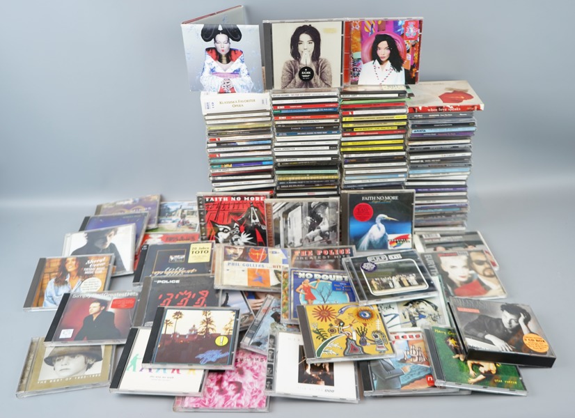 Cd-skivor, ett parti, mest rock och indie, bl.a Björk.