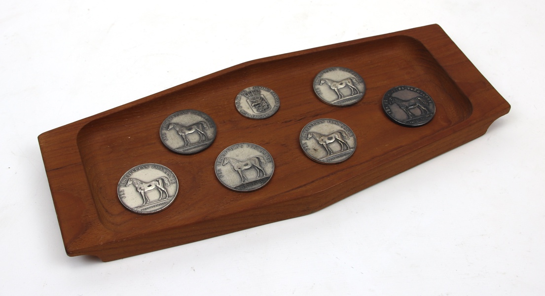 Medaljer på bricka, 7 st, silver/trä.