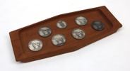 Medaljer på bricka, 7 st, silver/trä.