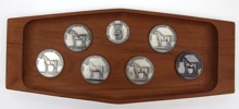 Medaljer på bricka, 7 st, silver/trä.