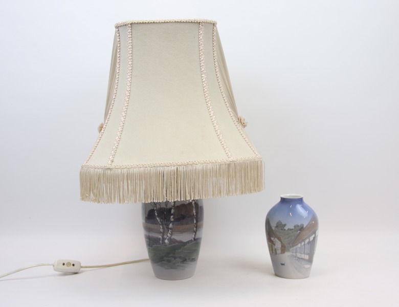 Bordslampa och vas, porslin, Bing & Gröndahl, Danmark.