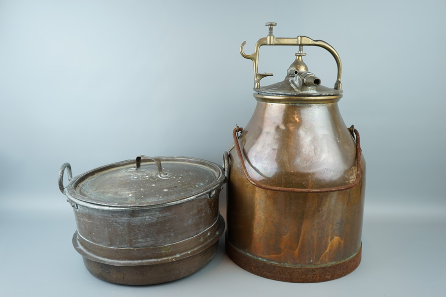 Mjölkkanna och kastrull, koppar, 1900-tal.