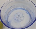 Skål och dekorativa äpplen, 4 delar, glas, bl.a Ulrica Hydman Vallien, Kosta Boda. 