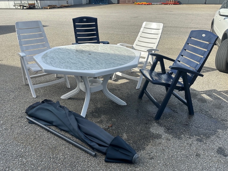 Trädgårdsgrupp, 5 delar  samt parasoll, plast/textil, bl.a Hartman och Grand Soleil.