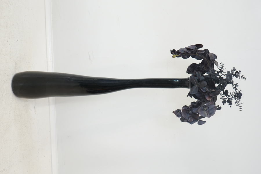 Golvvas, keramik, med plastblommor.