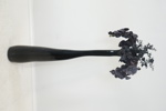 Golvvas, keramik, med plastblommor.