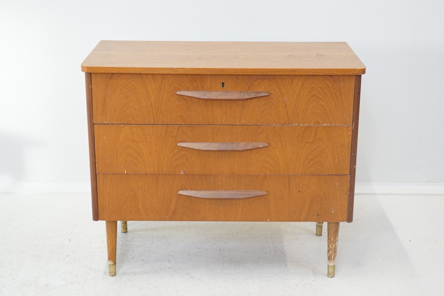 Byrå, 3 lådor, teak, 1900-talets andra hälft.
