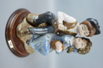 Figurin på träsockel, porslin/trä, Tengra, Spanien.